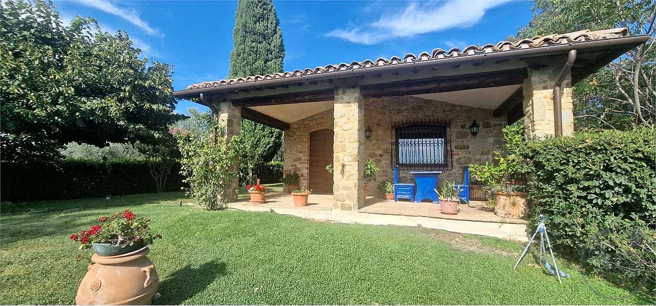 GUALDO CATTANEO - POZZO - CASALE IN PIETRA CON GIARDINO