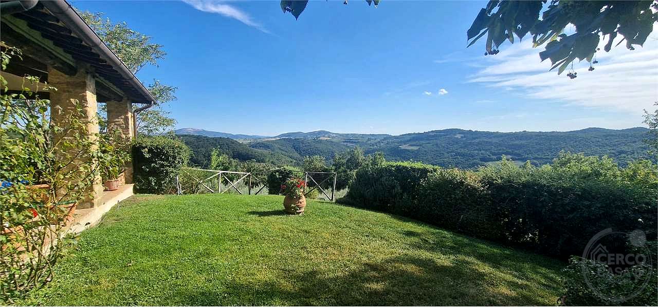 GUALDO CATTANEO - POZZO - CASALE IN PIETRA CON GIARDINO