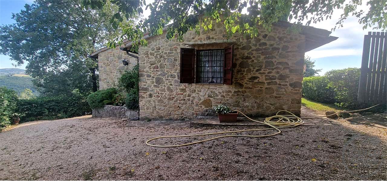 GUALDO CATTANEO - POZZO - CASALE IN PIETRA CON GIARDINO