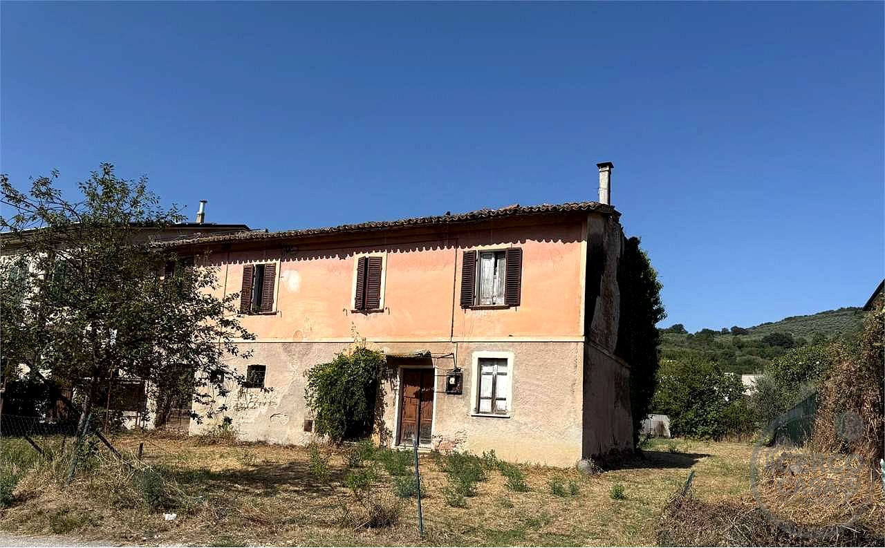 FOLIGNO - PORZIONE DI CASALE CON GIARDINO