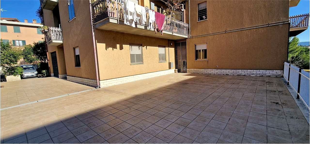 TODI - VIA XXV APRILE: LOCALE COMMERCIALE FRONTESTRADA