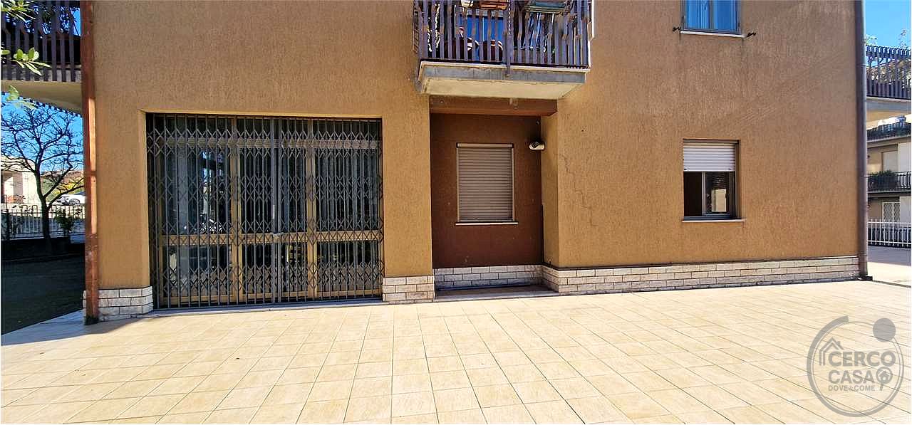 TODI - VIA XXV APRILE: LOCALE COMMERCIALE FRONTESTRADA