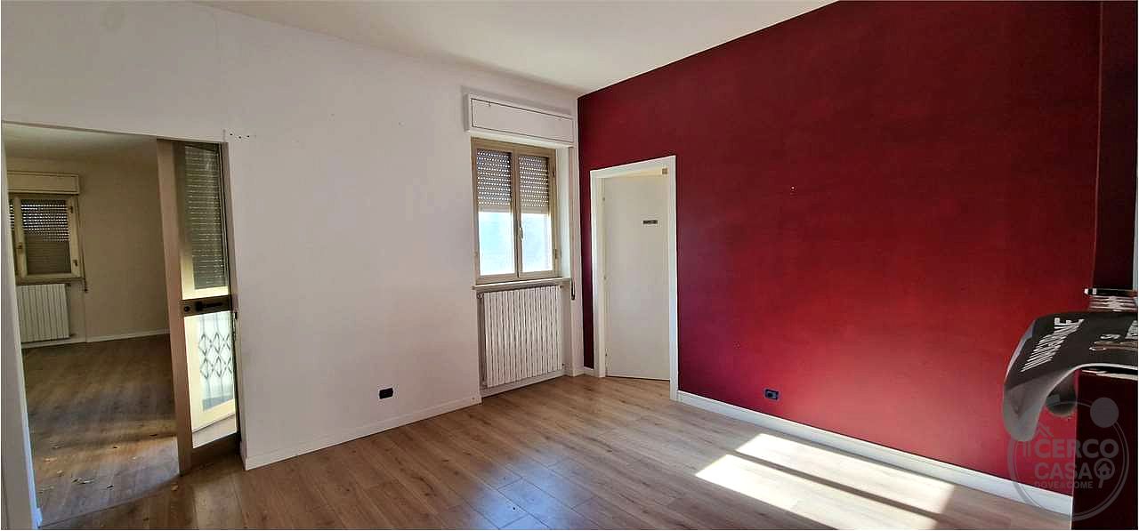 TODI - VIA XXV APRILE: LOCALE COMMERCIALE FRONTESTRADA