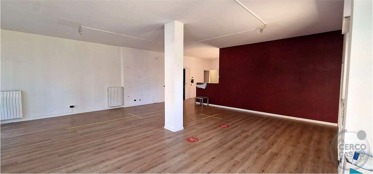 TODI - VIA XXV APRILE: LOCALE COMMERCIALE FRONTESTRADA