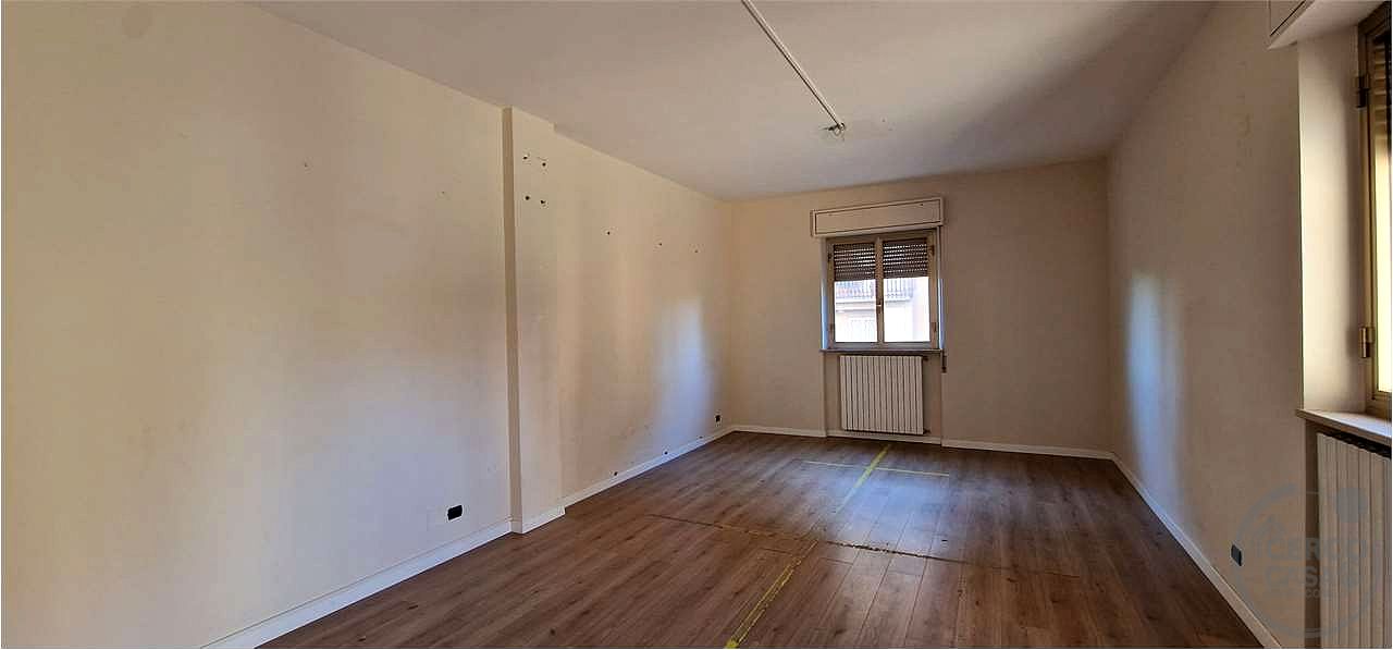 TODI - VIA XXV APRILE: LOCALE COMMERCIALE FRONTESTRADA