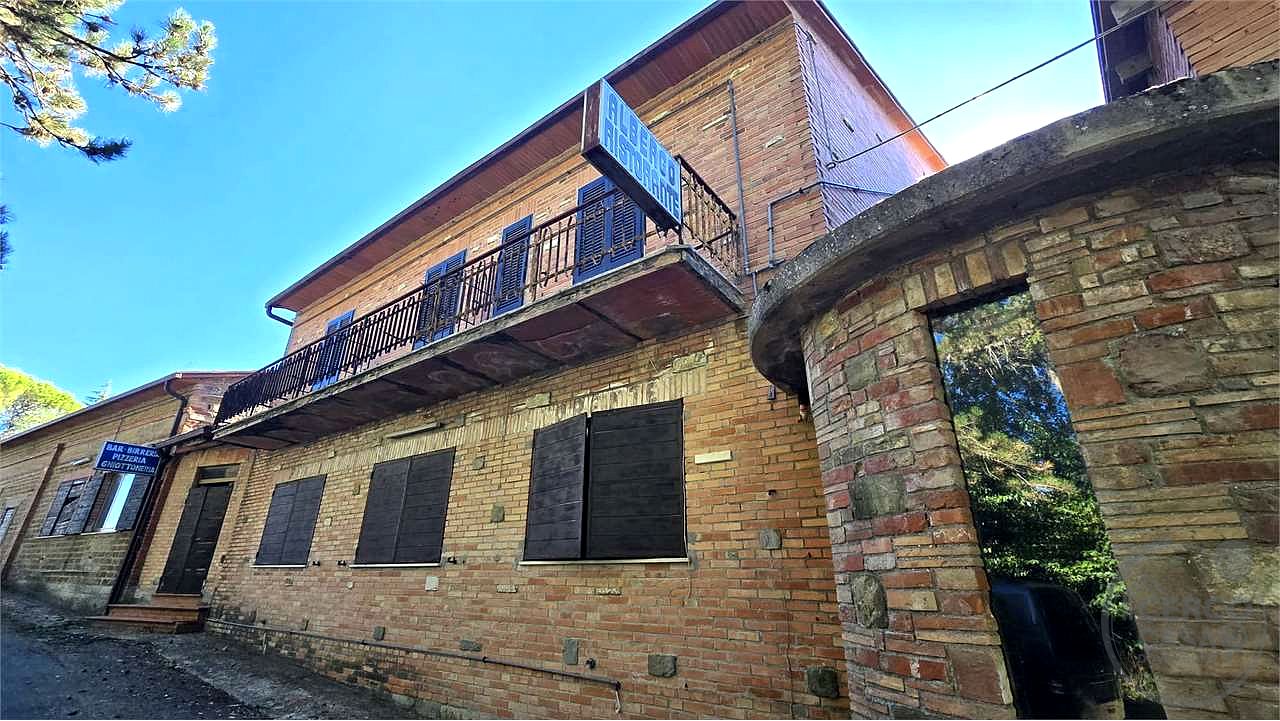 COMPLESSO IMMOBILIARE DI CIRCA 700 MQ – CAMBIO DI DESTINAZIONE D'USO GIÀ APPROVATO