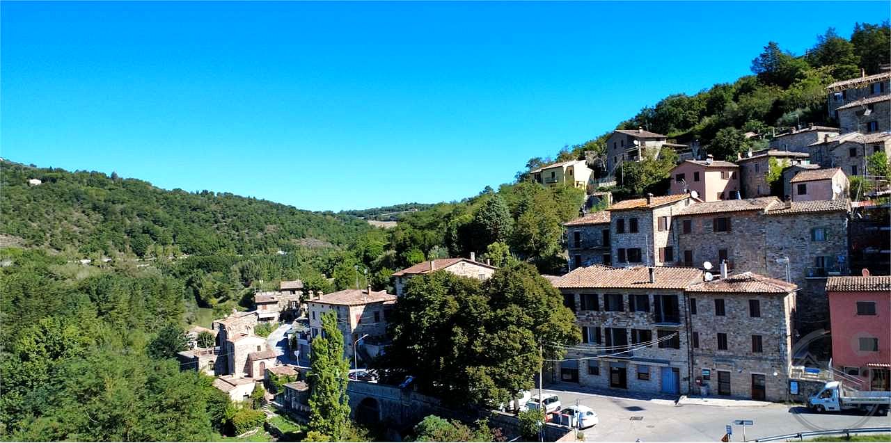 TODI - PONTECUTI - AMPIO CIELOTERRA CON GIARDINO PRIVATO