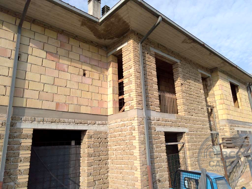 SEMINDIPENDENTE DA COMPLETARE VENDITA CON TERRENO - Deruta