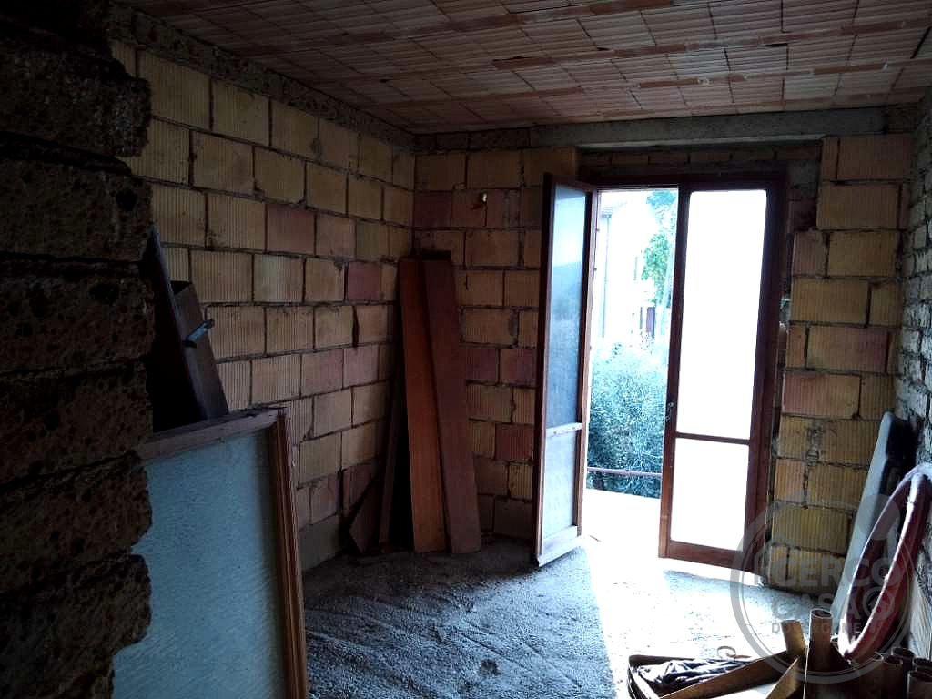 SEMINDIPENDENTE DA COMPLETARE VENDITA CON TERRENO