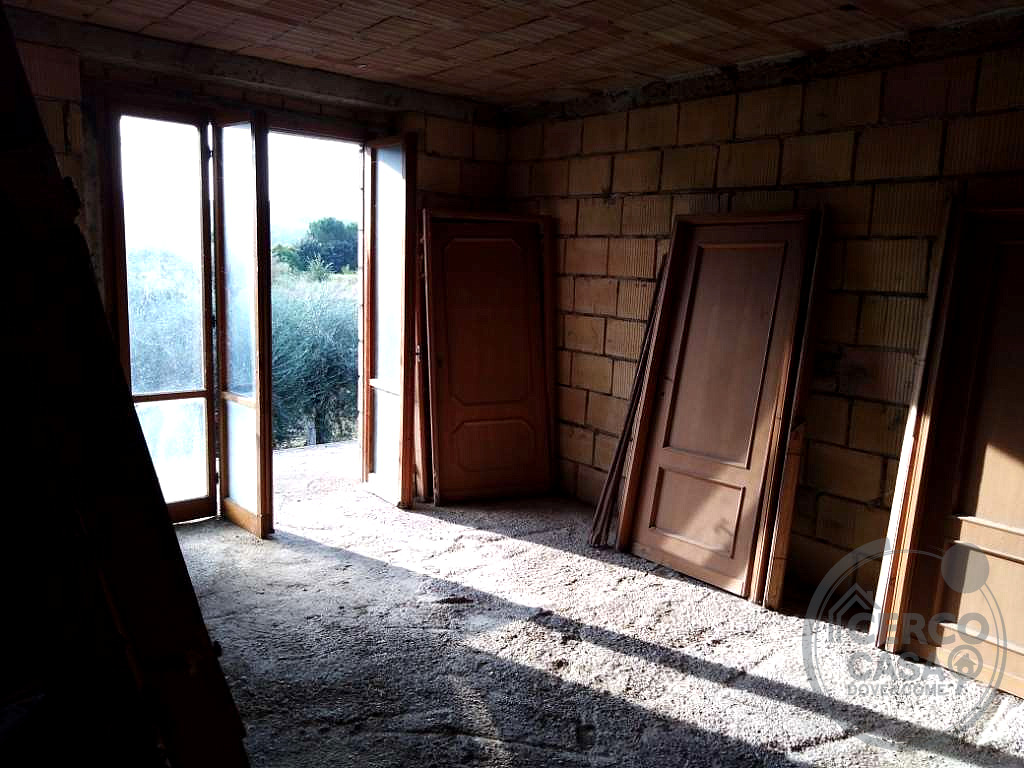 SEMINDIPENDENTE DA COMPLETARE VENDITA CON TERRENO