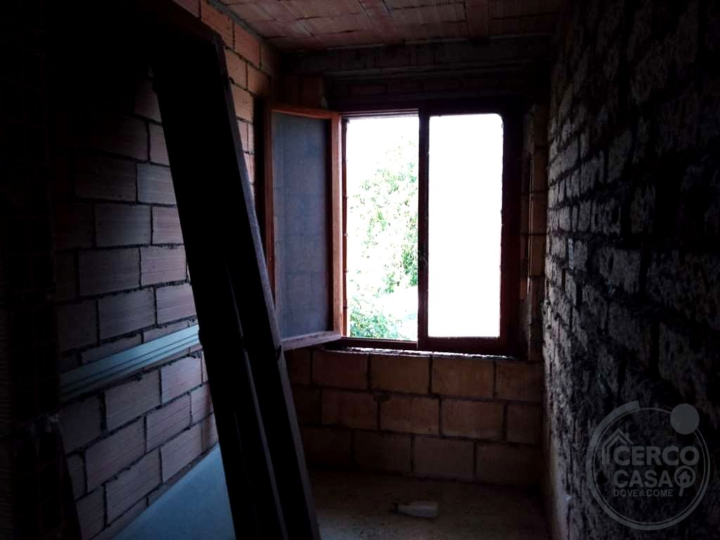 SEMINDIPENDENTE DA COMPLETARE VENDITA CON TERRENO