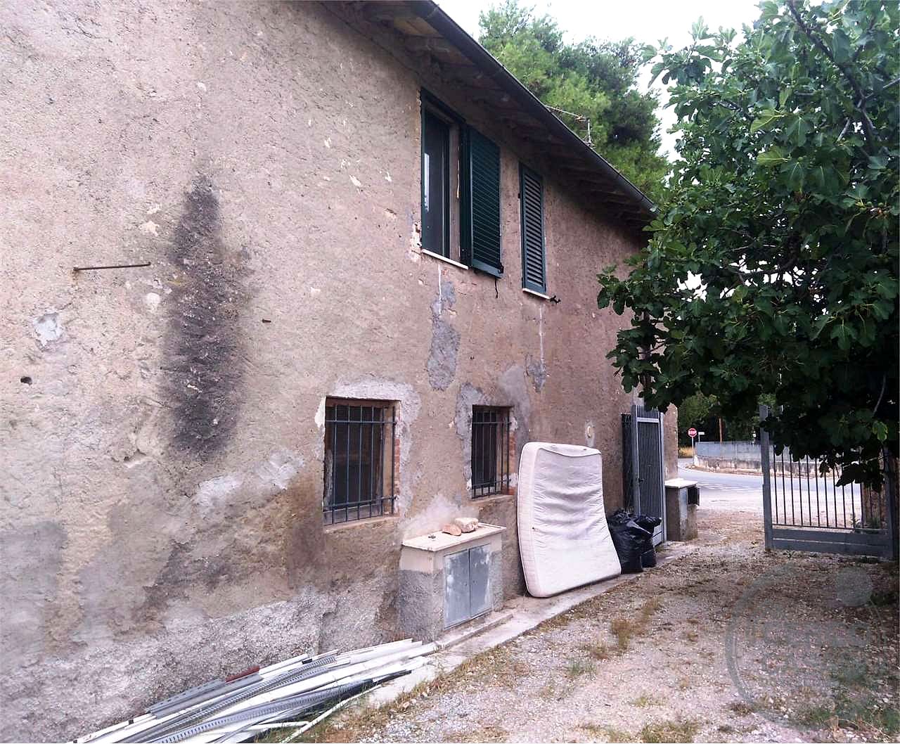 CASALE CON TERRENO EDIFICABILE