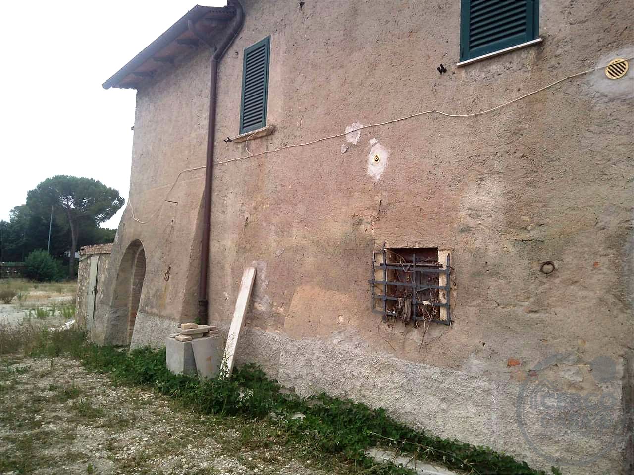 CASALE CON TERRENO EDIFICABILE