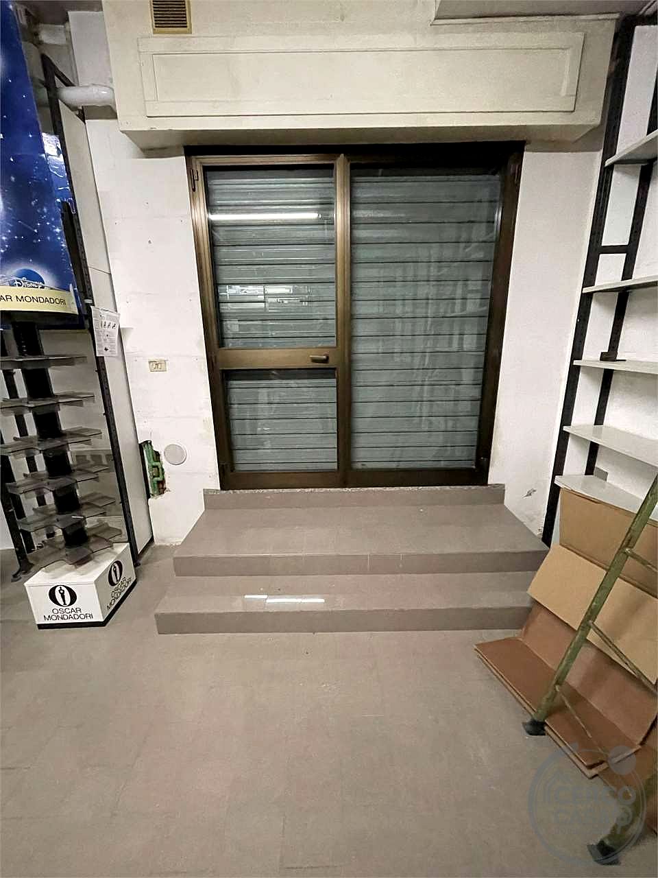 Negozio con due vetrine