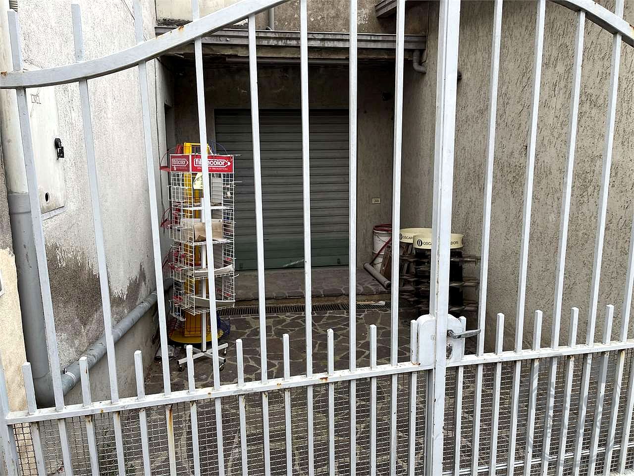 Negozio con due vetrine