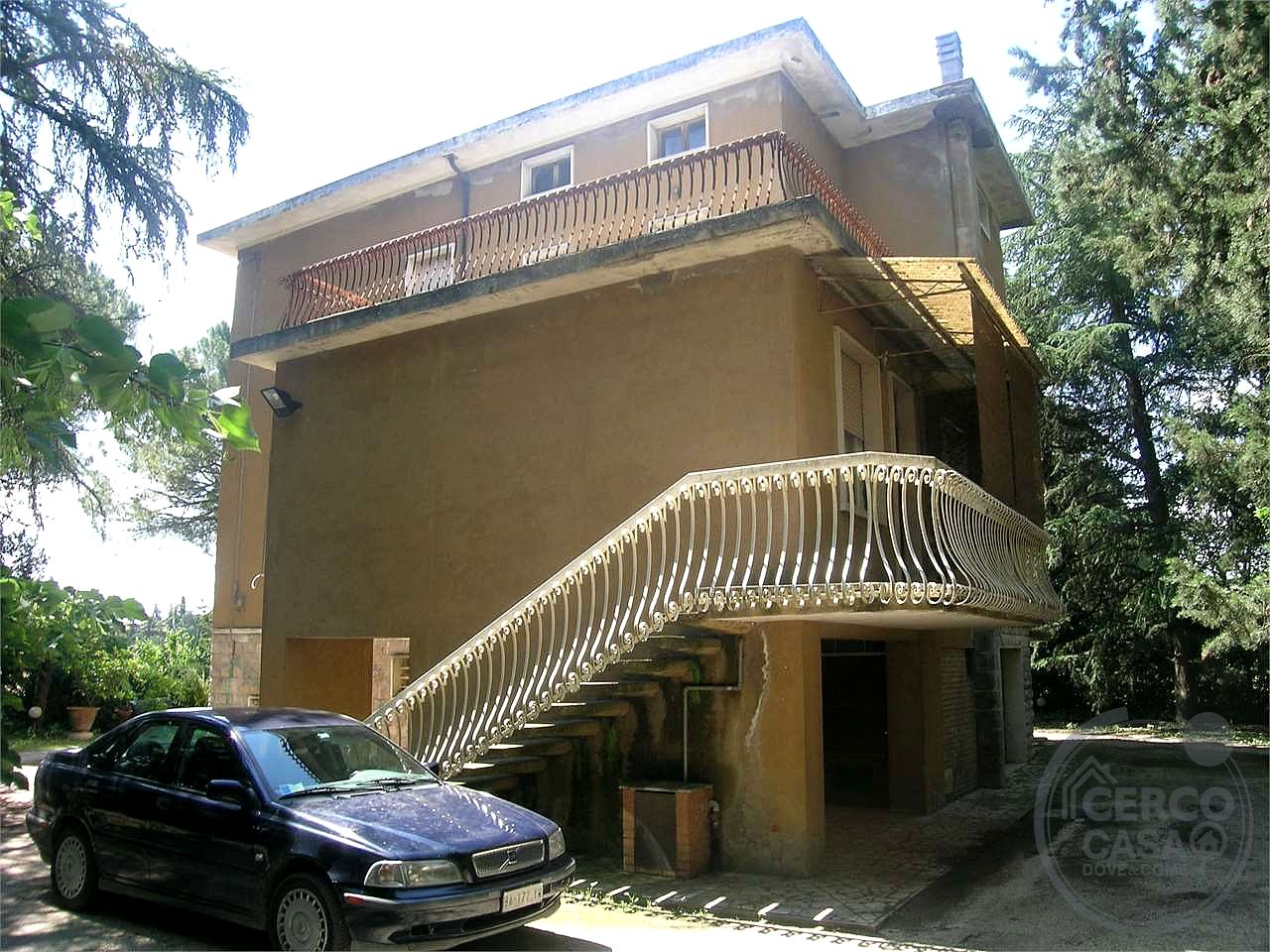 Vendesi villa a Petrignano con ampio parco