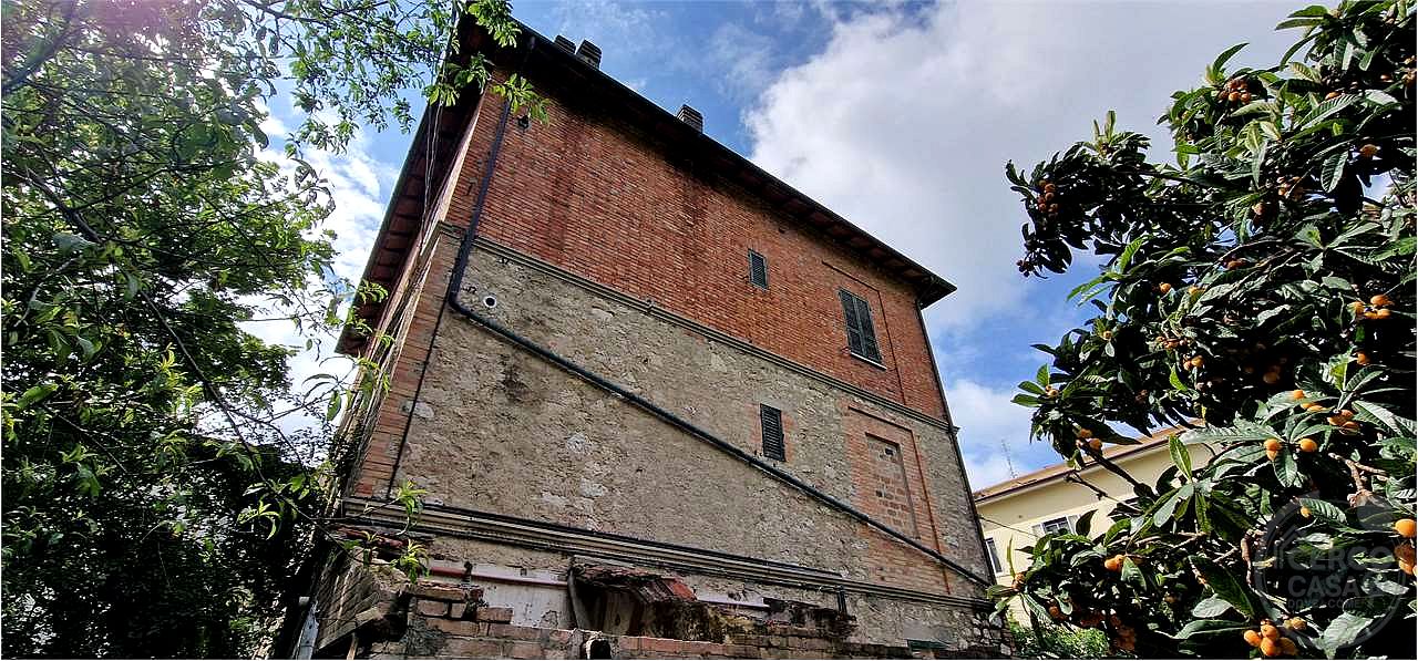 Palazzina da ristrutturare zona centrale.