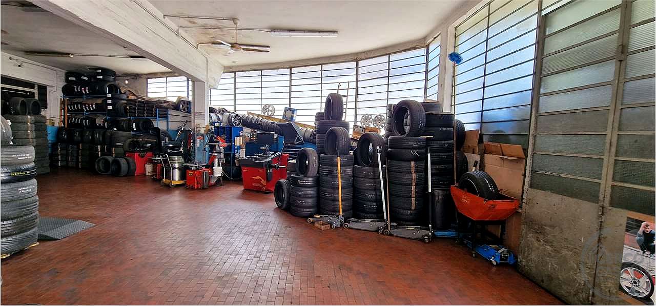 Vendesi Commerciale zona centrale 230 mq.