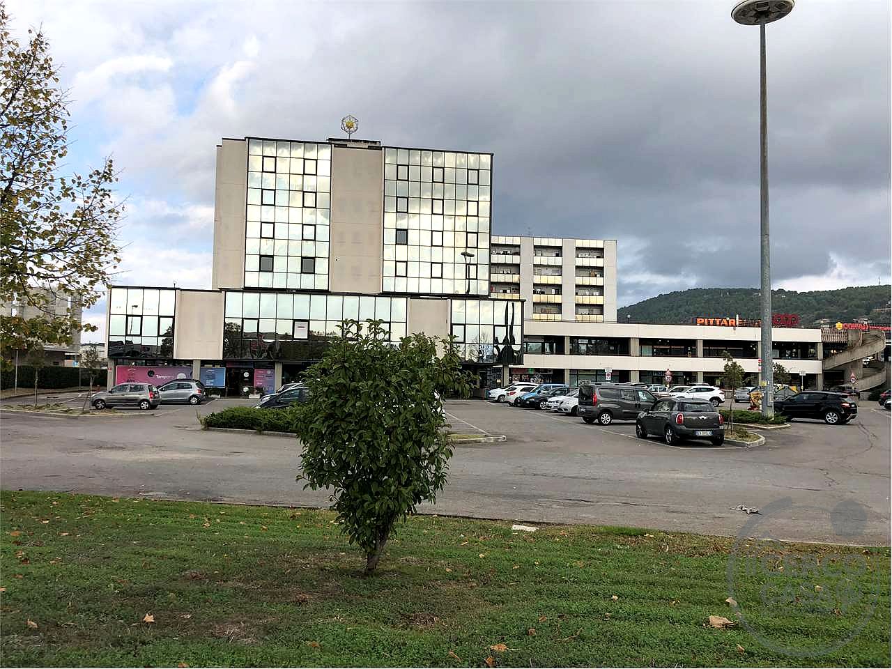 Vendesi negozio fronte strada