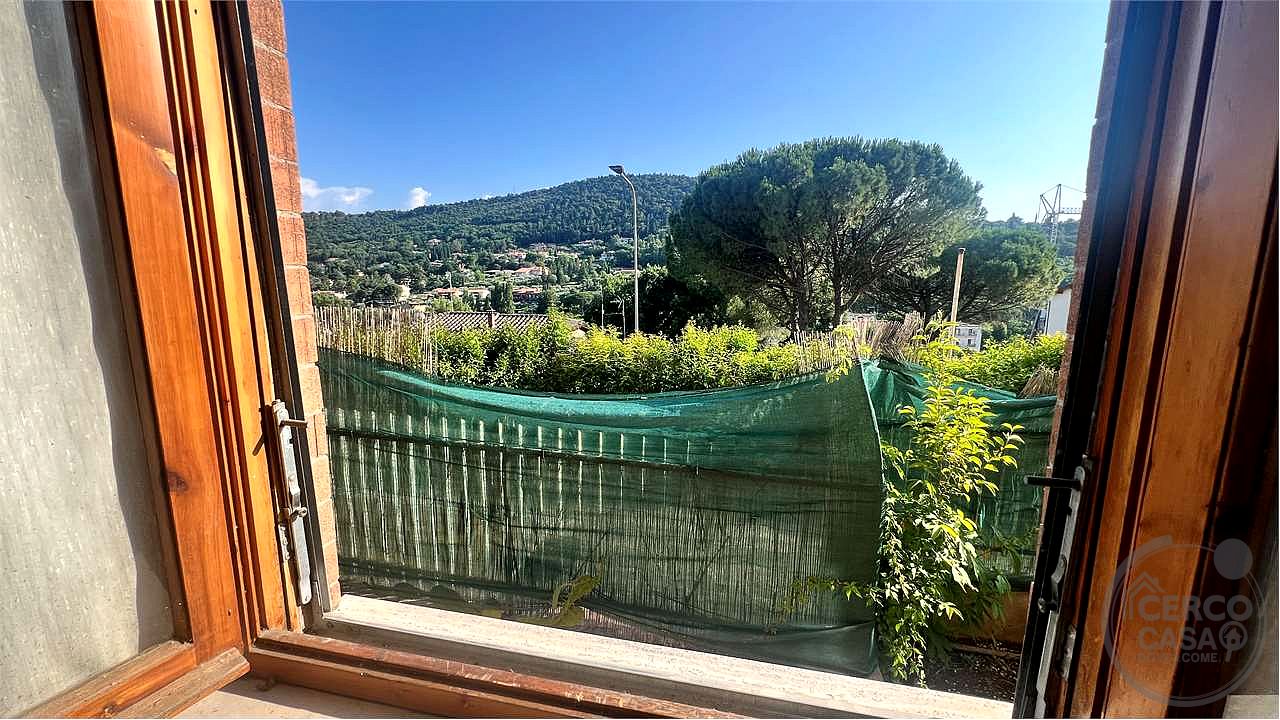 FERRO DI CAVALLO TRILOCALE CON GIARDINO