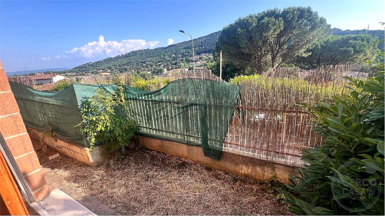 FERRO DI CAVALLO TRILOCALE CON GIARDINO