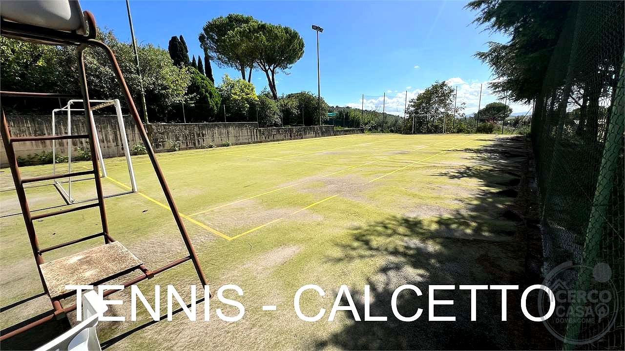 Villa con piscina e campo da tennis