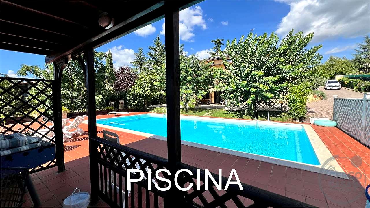Villa con piscina e campo da tennis
