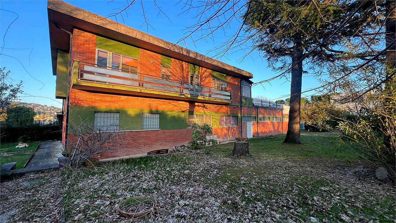 San Sisto immobile industriale indipendente con uffici e abitazione