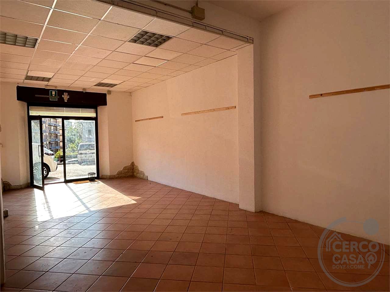 Negozio con magazzino in zona Pallotta