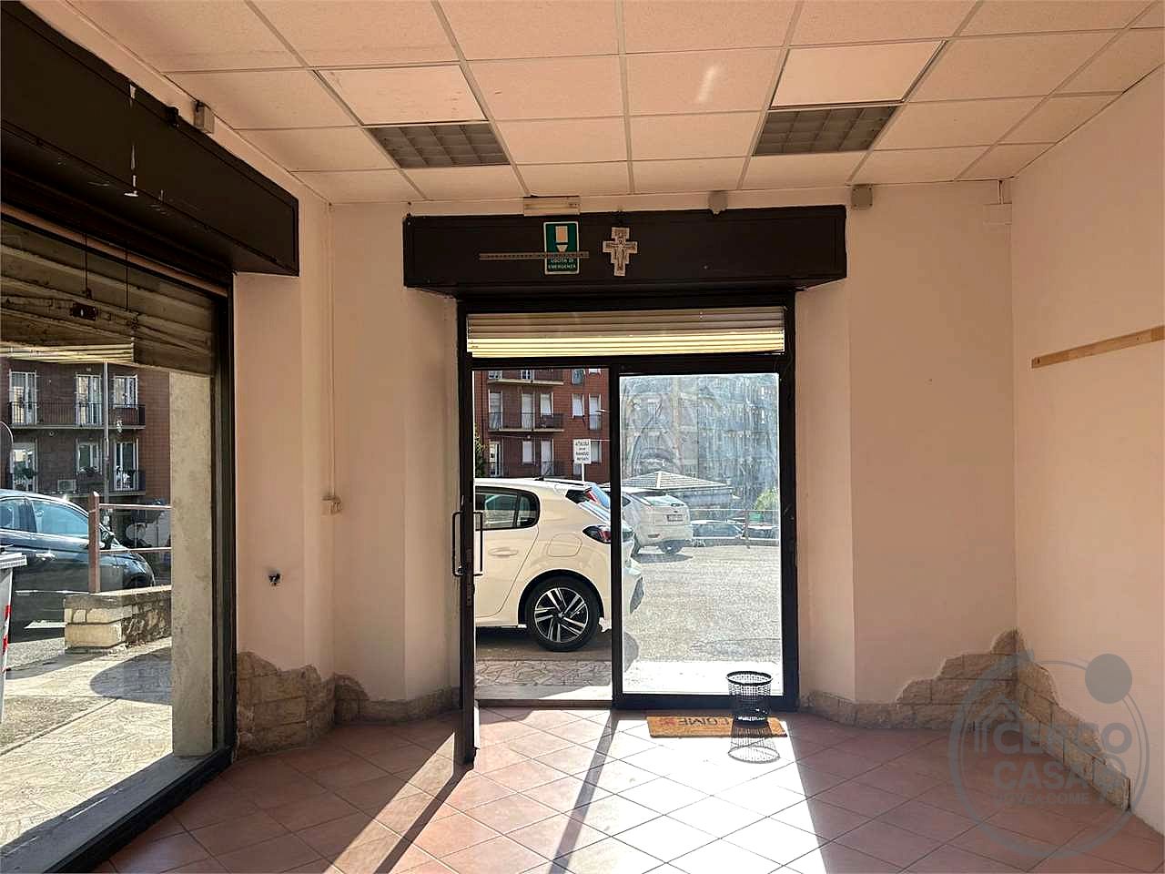 Negozio con magazzino in zona Pallotta