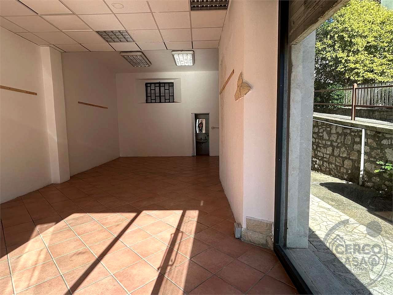 Negozio con magazzino in zona Pallotta