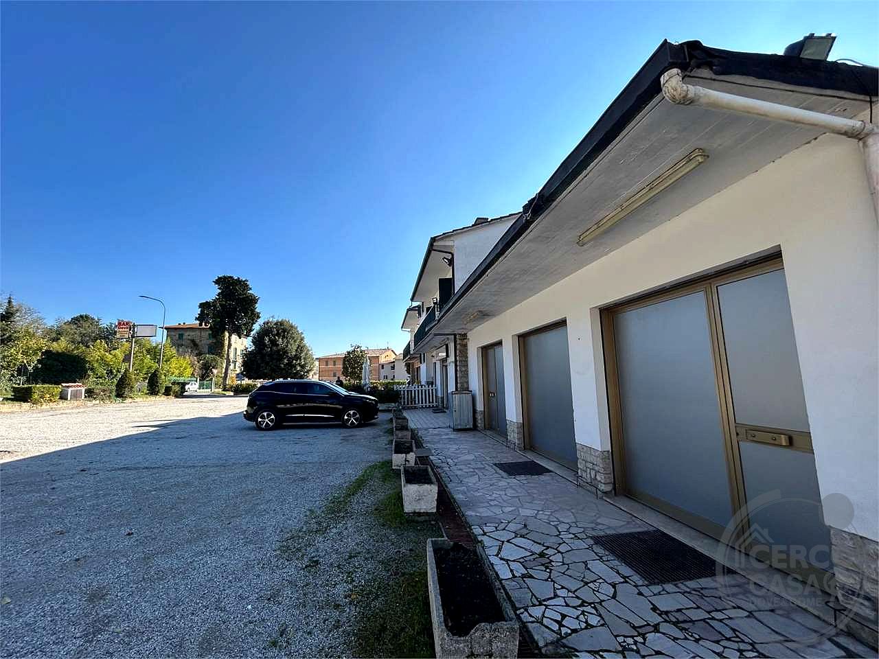 Casa del Diavolo: affittiamo locale commerciale 200 mq con parcheggi esclusivi