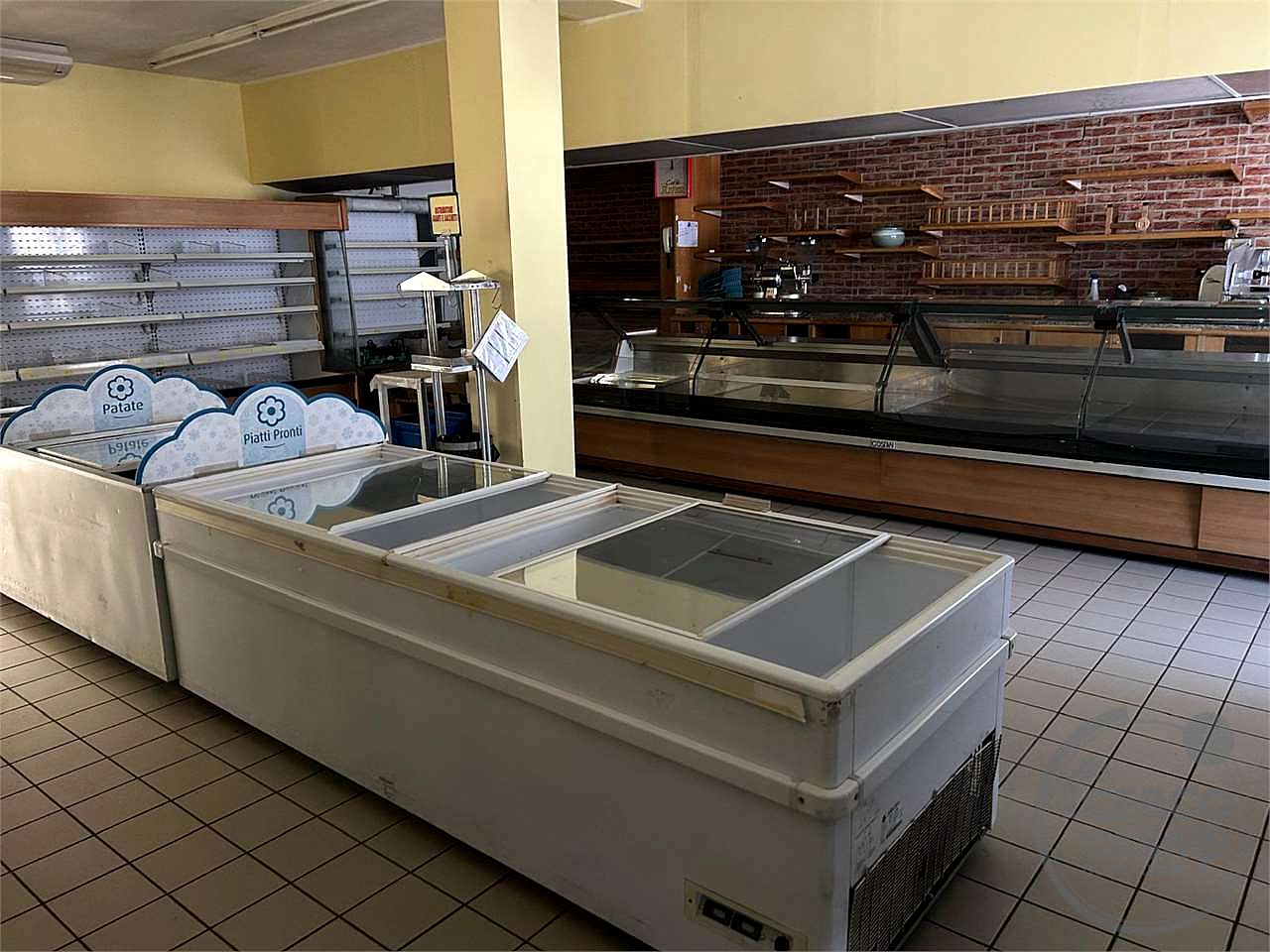 Casa del Diavolo: affittiamo locale commerciale 200 mq con parcheggi esclusivi
