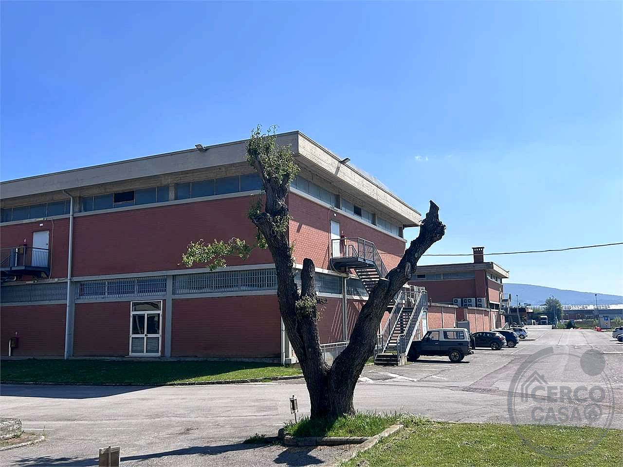 Affittiamo magazzino 400 mq altezza 4,50 m