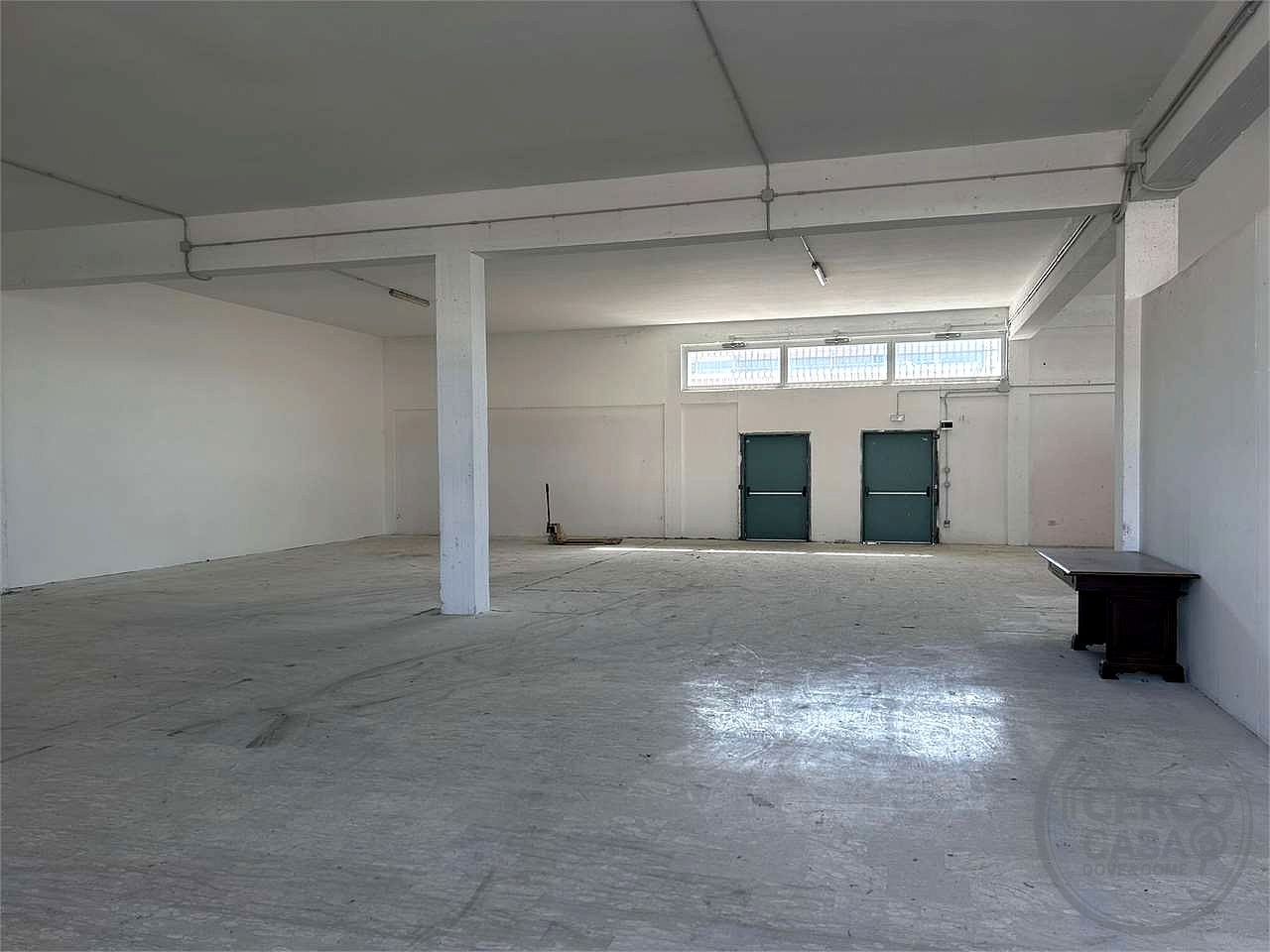 Affittiamo magazzino 400 mq altezza 4,50 m