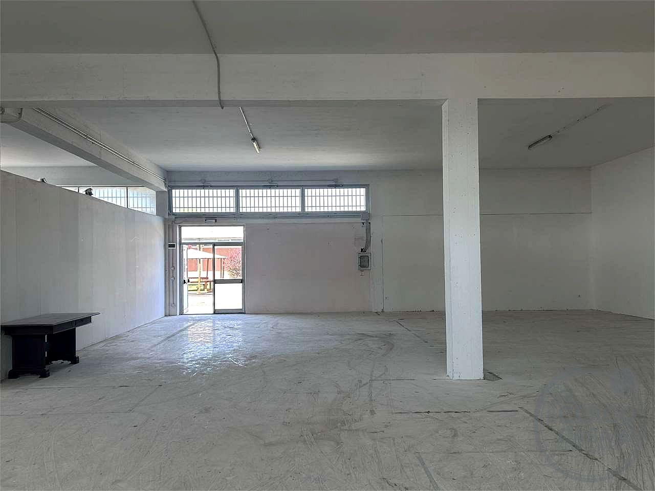 Affittiamo magazzino 400 mq altezza 4,50 m
