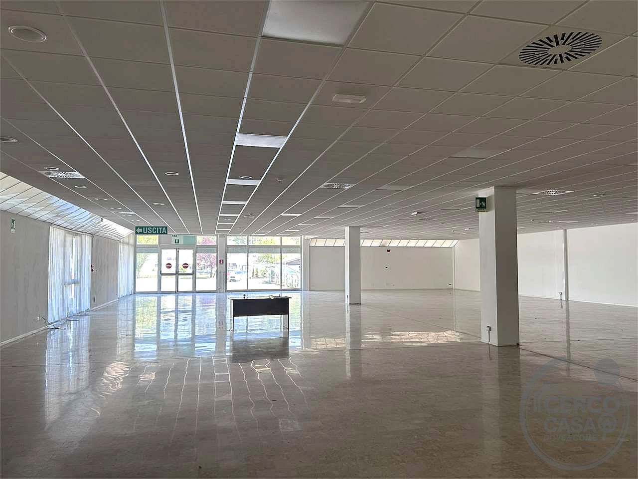 Locale commerciale 700 mq ampi parcheggi