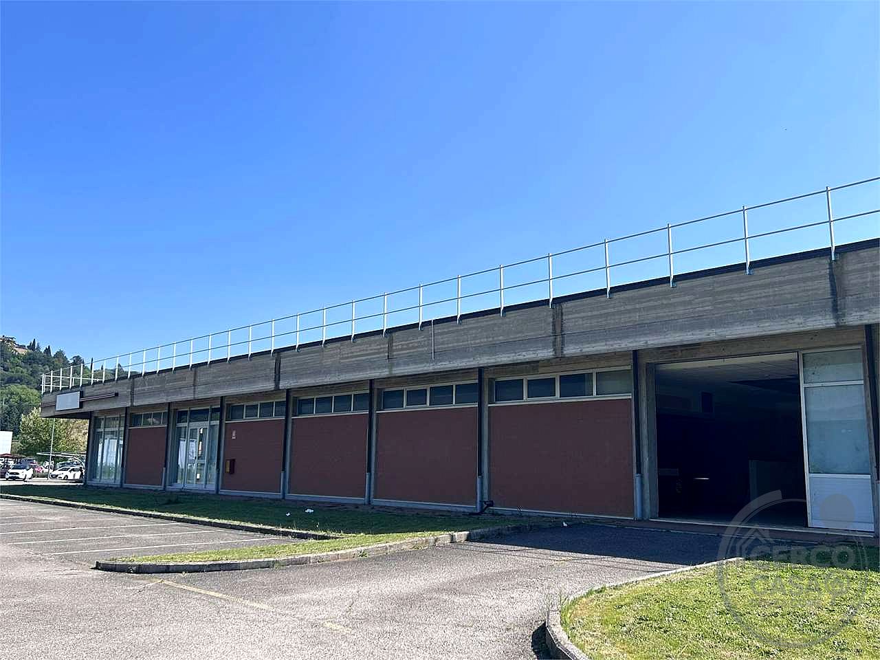 Locale commerciale 700 mq ampi parcheggi