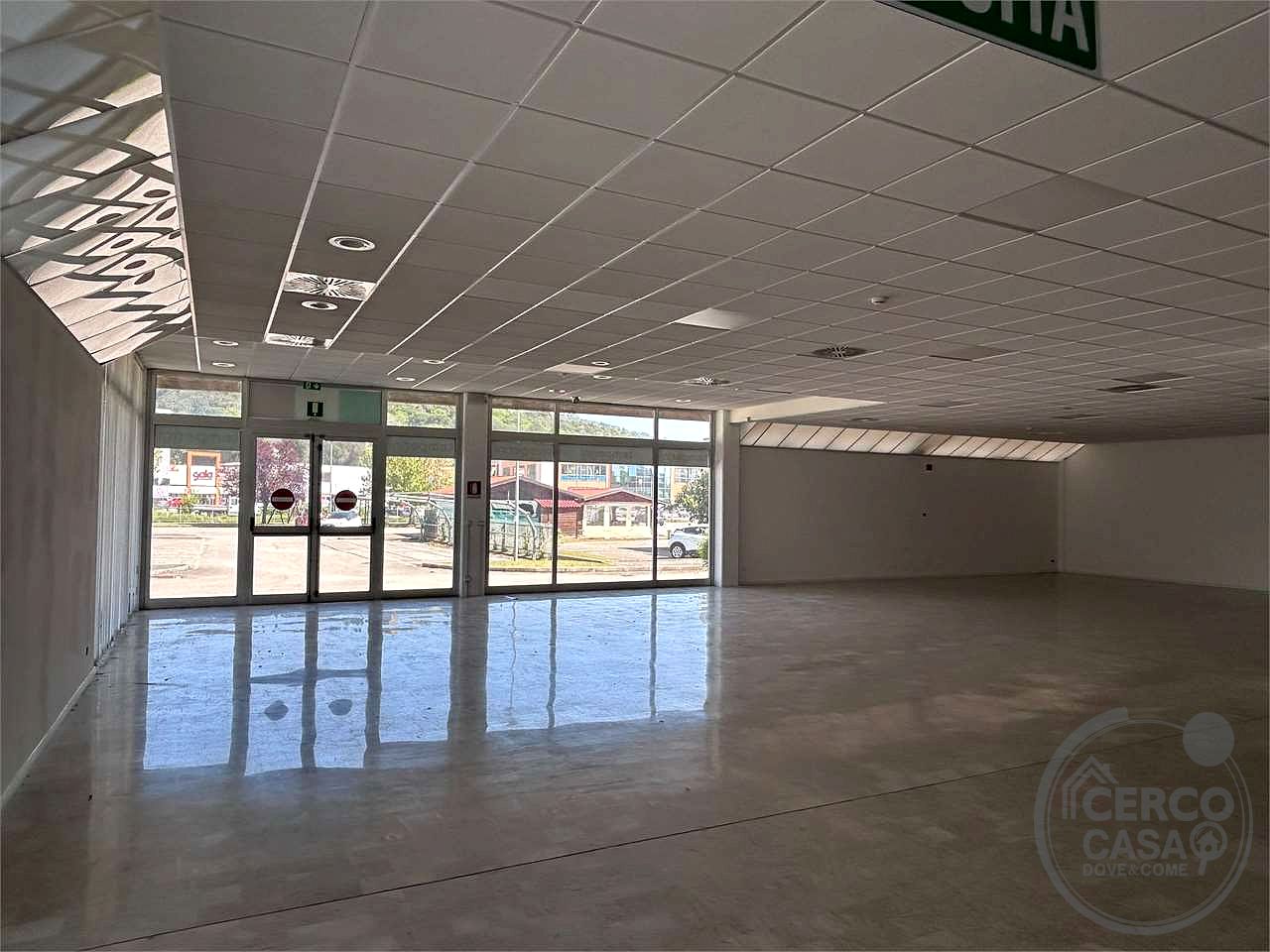 Locale commerciale 700 mq ampi parcheggi