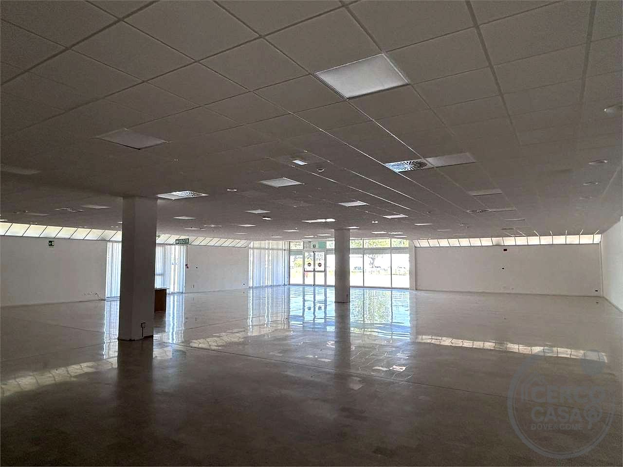 Locale commerciale 700 mq ampi parcheggi