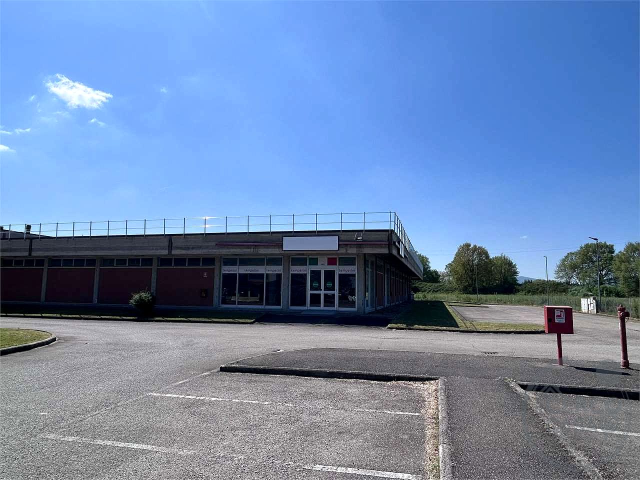 Locale commerciale 700 mq ampi parcheggi