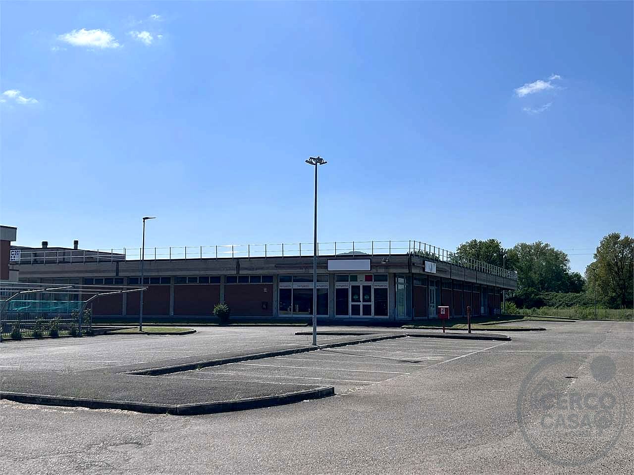 Locale commerciale 700 mq ampi parcheggi