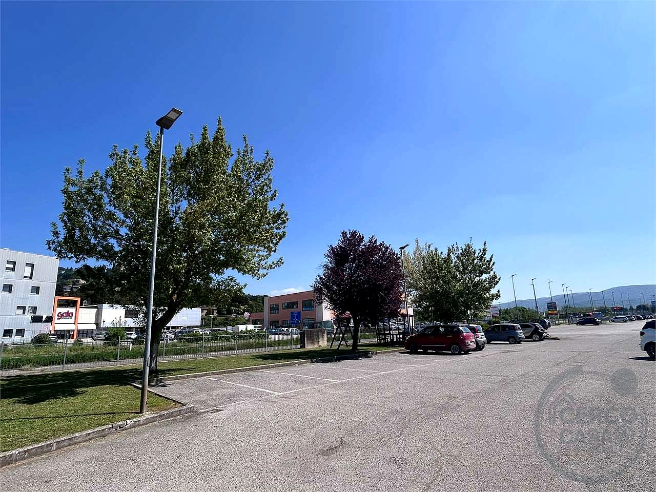 Locale commerciale 700 mq ampi parcheggi
