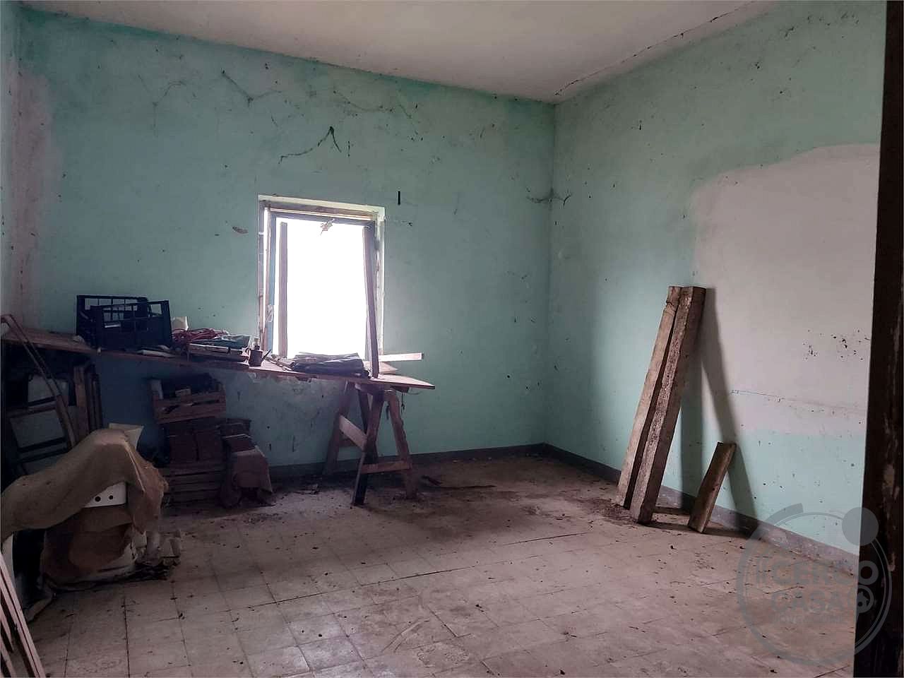 TODI - COLLEVALENZA - CASA INDIPENDENTE CON CORTE