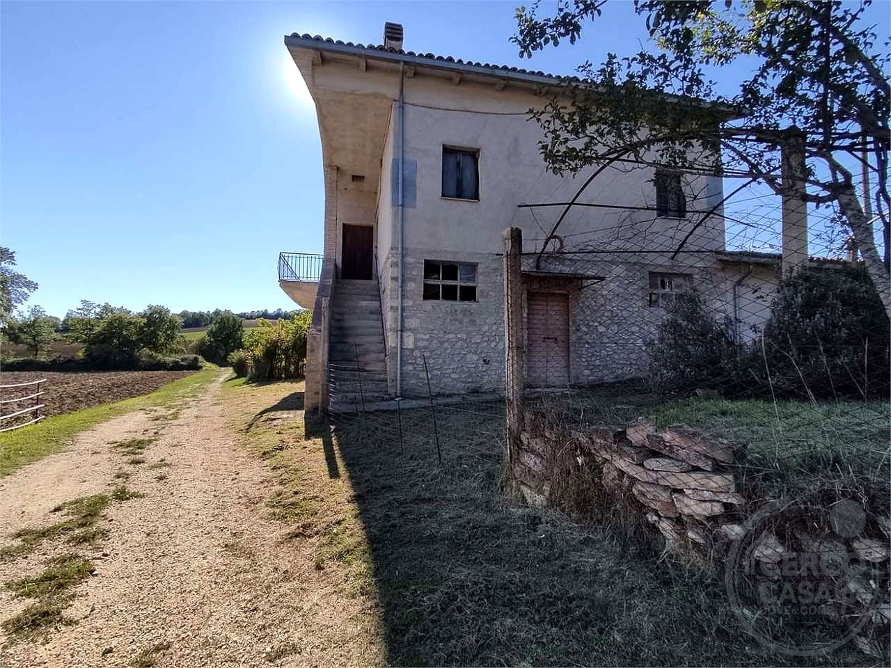 TODI - COLLEVALENZA - CASA INDIPENDENTE CON CORTE