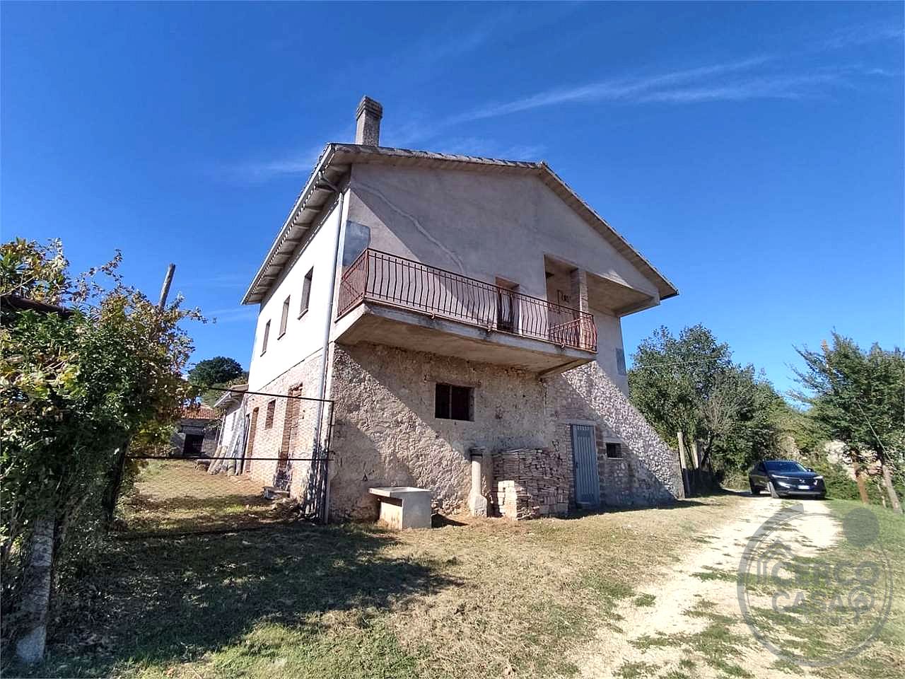 TODI - COLLEVALENZA - CASA INDIPENDENTE CON CORTE