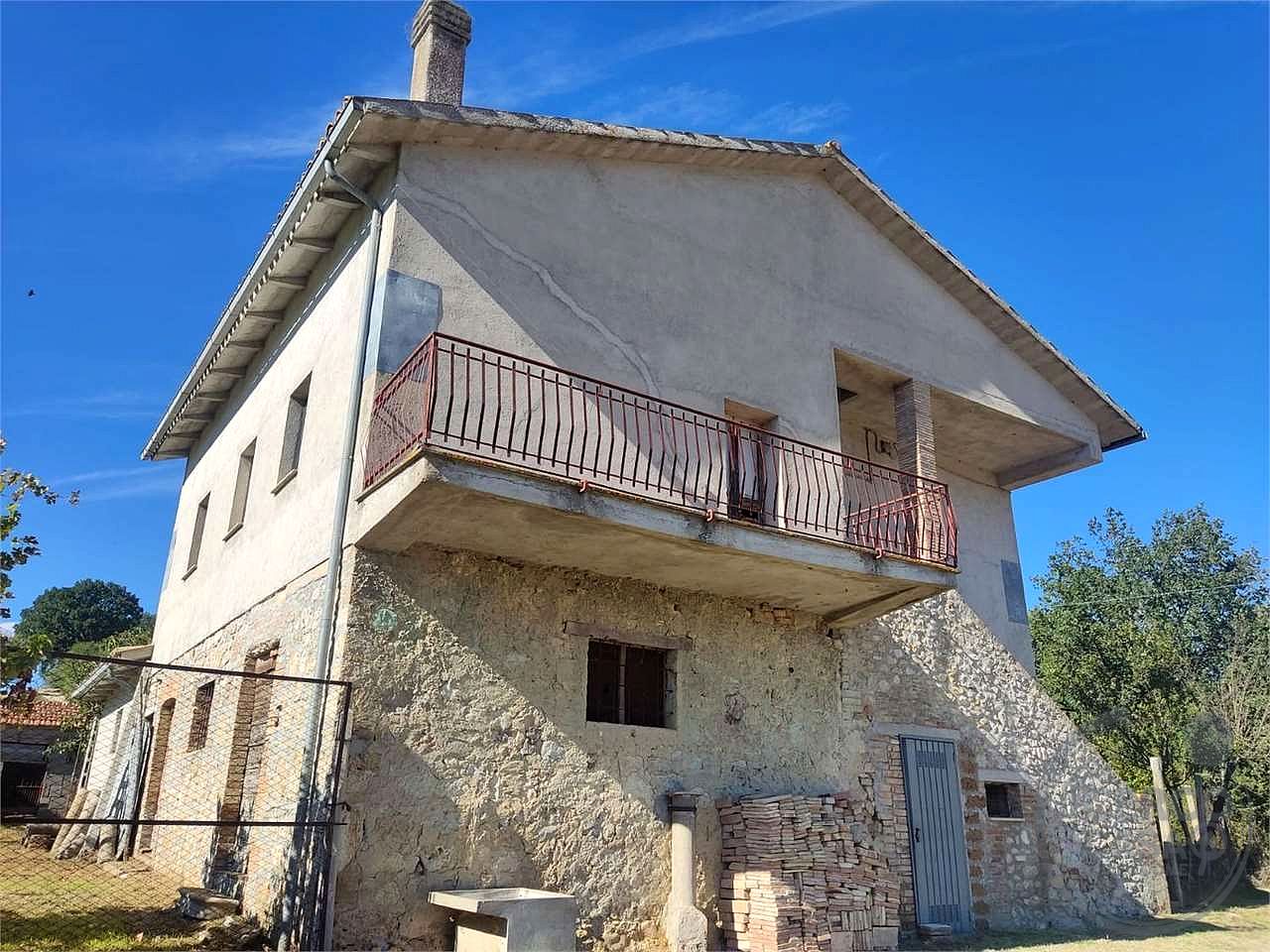 TODI - COLLEVALENZA - CASA INDIPENDENTE CON CORTE