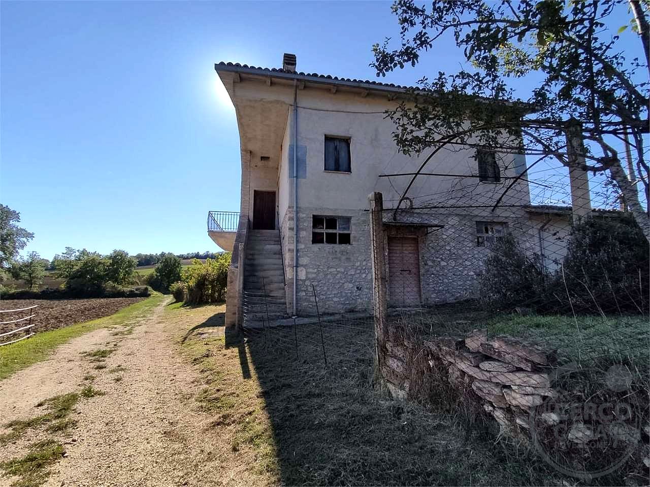 TODI - COLLEVALENZA - CASA INDIPENDENTE CON CORTE