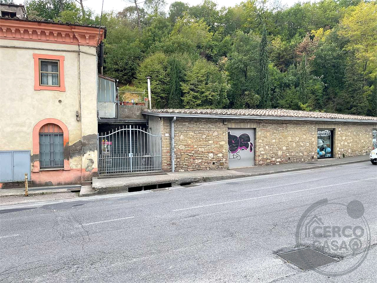 Negozio con due vetrine - Perugia