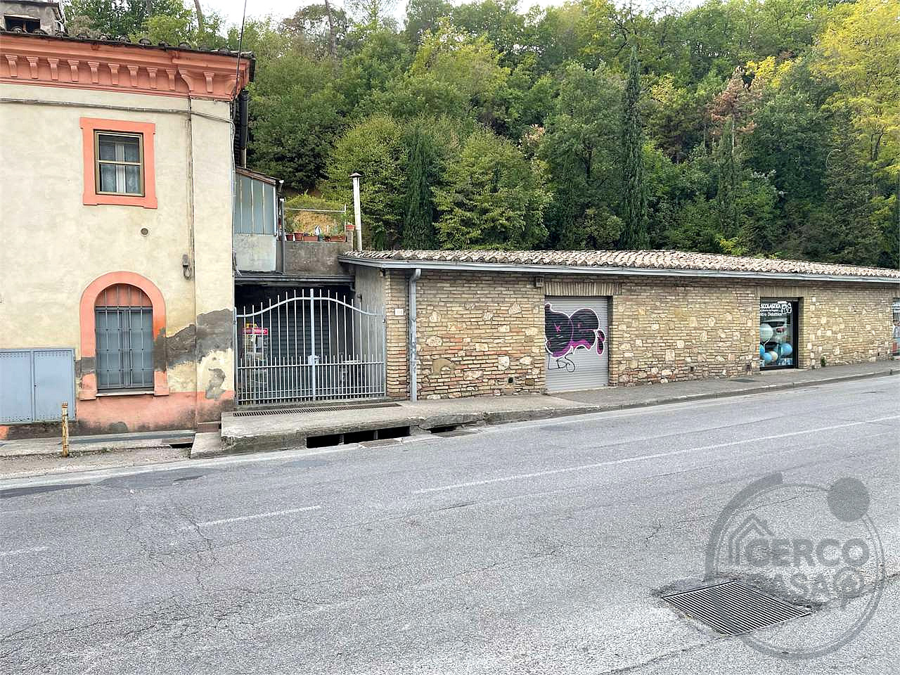 Negozio con due vetrine